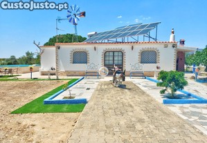 Moradia Térrea com 3 Suites, Piscina e Terreno   Z