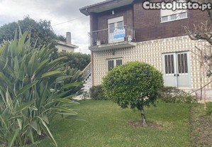 Moradia RC com lojas 1 andar com habitação