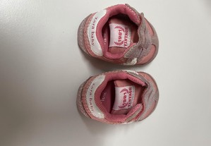 Sapatilhas de menina bebé. Sola flexível. Tamanho 15/16 cor de rosa em óptimo estado