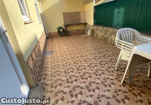 Quarto em moradia independente com terraço Prox Areosa
