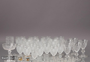 Conjunto de diversos copos em vidro moldado
