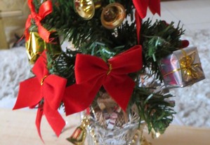 Arranjo Natal em forma de Árvore de Natal , Base taça de vidro Med. 32 X 19 cm