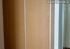 Arm�rio embutido em Carvalho