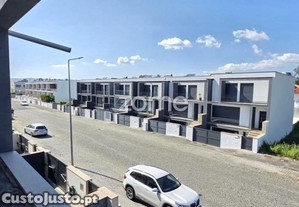 Moradia T4 Nova Em Gaveto Em Merelim S. Pedro.