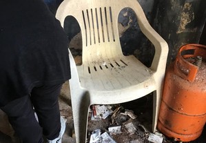 cadeira branca de exterior