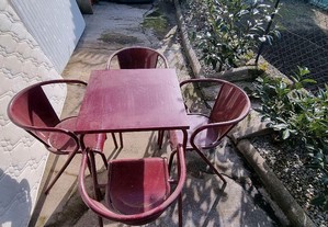 Mesa e 4 cadeiras de esplanada