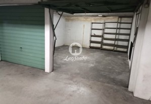 [240-A-24773] Garagem Fechada para 2 carros em ...