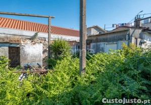 Moradia T2 Com Garagem E Jardim, Para...