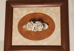 Dois quadros com relevos de flores