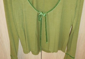 Casaco de malha em verde debruado a veludo