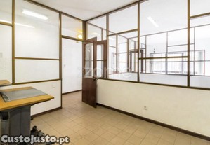 Loja Com 2 Pisos Na Rua Faria Guimarães, Porto...