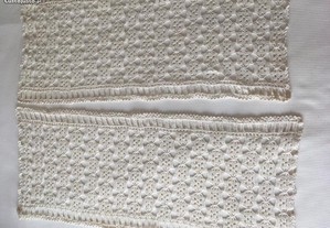 Par de naperons em crochet branco