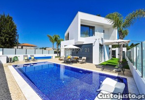 Luxuosa Moradia Isolada em Aroeira com Jardim e Segurança
