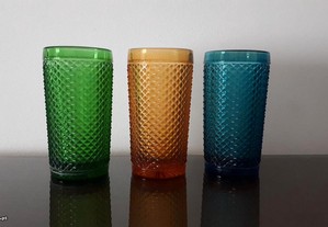 Copos coloridos em vidro sem uso