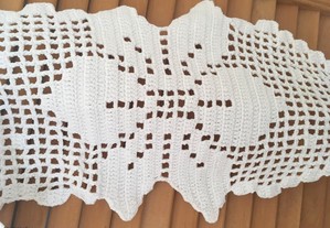 Napperon branco com flor de crochet e borlas