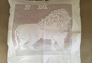 Capa de almofada "leão" em crochet aplicado com borboto