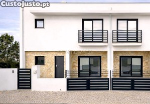 Moradia nova geminada em constru��o na Ma�� em Sesimbra.