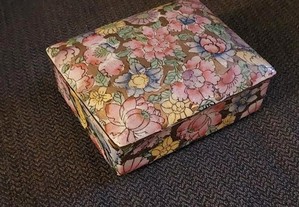 caixa com tampa em porcelana oriental mil flores