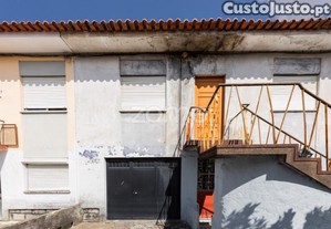 Moradia T8 Com Logradouro Para Recuperar Em...