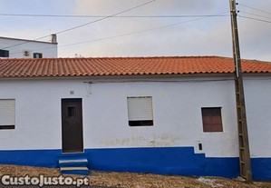 Moradia T2 com quintal e garagem Viana do Alentejo, �vora