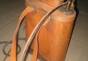 Máquina agrícola antiga para pulverização