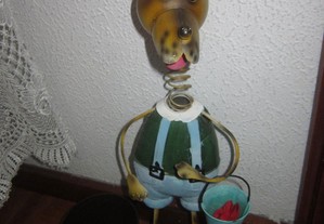 boneco cao em chapa para decoração e vaso planta