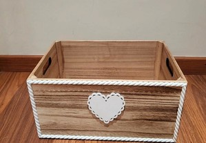 Caixa de madeira com coração branco.