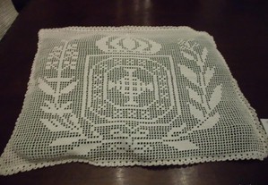 Almofada em crochet desenho escudo