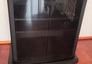 Móvel de TV com portas em vidro