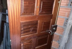 Porta de entrada em madeira