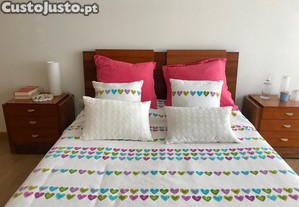 Quarto de casal em madeira (cerejeira)