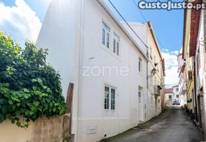 Moradia Renovada No Centro Histórico De Soure