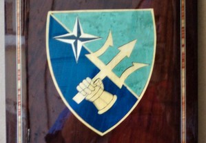 Placa em madeira do Comando Nato em Nápoles