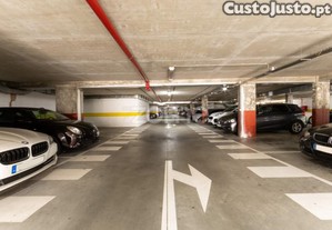 Parque De Estacionamento Com 100 Frações...