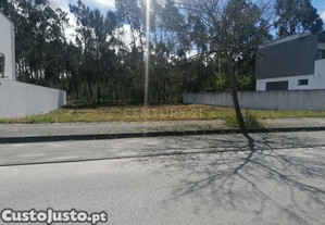 Terreno plano e formato regular com 20 metros de frente em zona calma e tranquilo.
