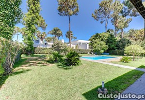 Moradia de Sonho na Herdade da Aroeira: Elegância, Conforto e Segurança junto ao Campo de Golfe!