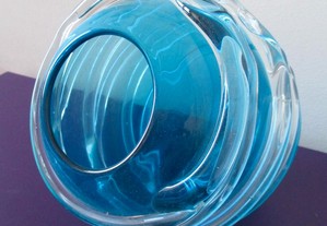 Jarra de vidro azul com retorcidos.