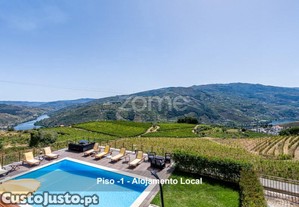 Prédio Em Mesão Frio Com Vistas Desafogadas...