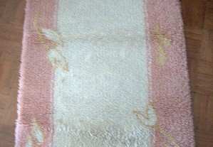Tapete cor branco e rosa 1,00x0,75 cm