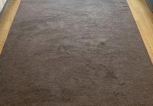 Carpete castanha (1,90 cm x 2,80 cm)