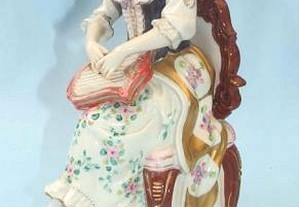 RARO-Senhora sentada em porcelana portuguesa Epoca