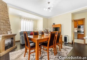 Moradia Térrea Com Jardim Amplo Em Pedrouços