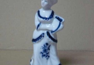 Pequena boneca de cerâmica