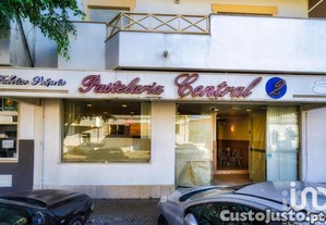 Loja / Estabelecimento Comercial em Faro (Sé e São Pedro) de 205,00 m²