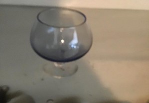copo antigo de licor cinzento