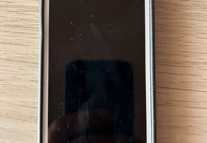 iPhone SE branco com capa, em bom estado, não quebrado.