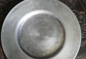 prato antigo em metal