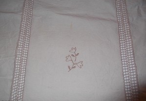 toalha de mesa em linho e renda beje