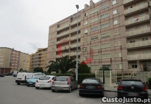 T3 - Excelente apartamento - Junto � esta��o do metro