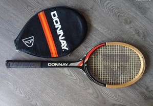 Antiga raquete em madeira Donnay